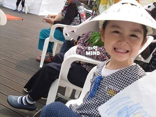 Sở hữu 2 dòng máu, nhóc tỳ con lai được thừa hưởng những nét vô cùng xinh xắn của cả bố và mẹ. Nước da trắng và khuôn mặt dễ thương, cộng thêm nét biểu cảm đáng yêu, Yoon Da Young chiếm trọn cảm tình của người hâm mộ xứ Kim Chi và Việt Nam.