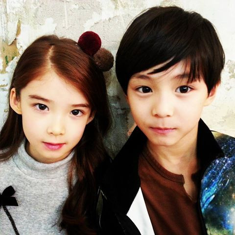 Các nét trên khuôn mặt trở nên mềm mại và yêu kiều hơn.