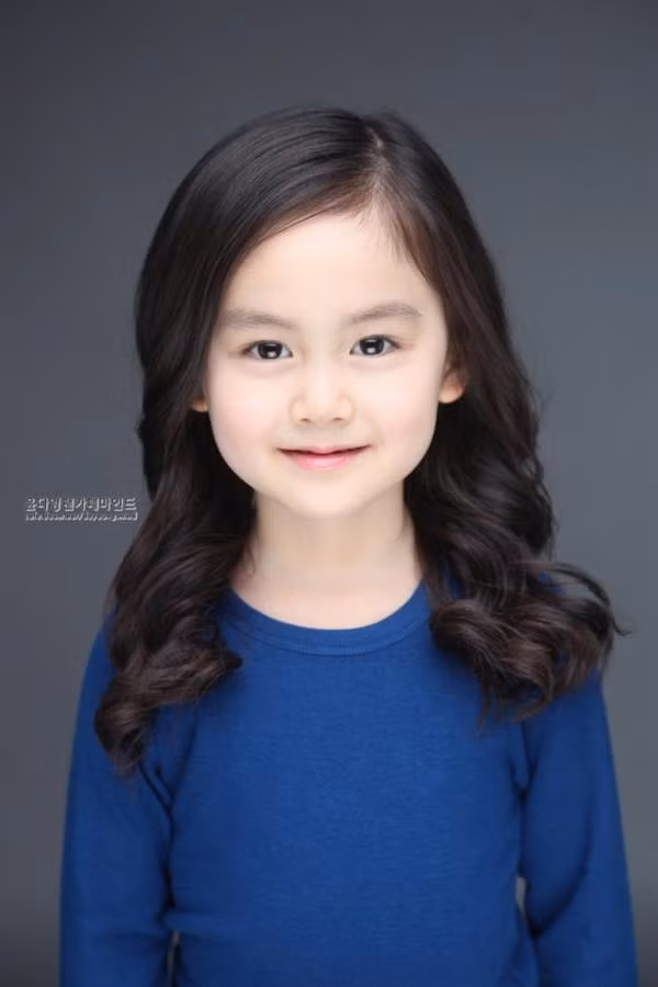 Trở nên nổi tiếng từ sau show truyền hình Hello Baby năm 2013, cái tên Yoon Da Young đã được nhiều người biết đến trong làng giải trí Hàn Quốc. Cô bé thiên thần gốc Việt có mẹ là người Việt và cha là người Hàn. Nhóc tỳ đáng yêu này có tên tiếng việt là Nguyễn Gia Linh.