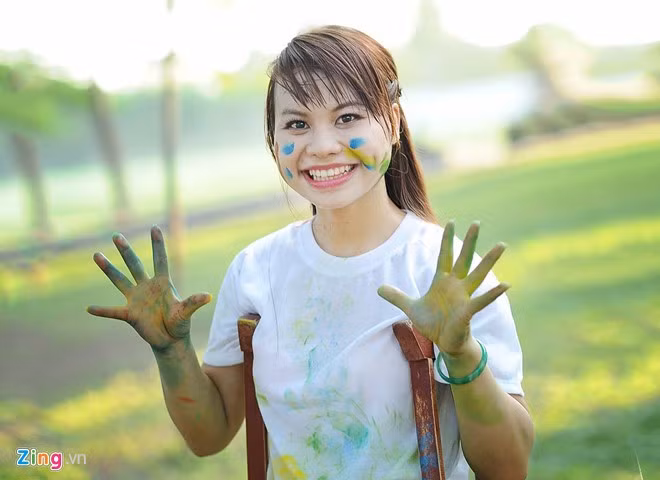 “Em không lành lặn, nhưng sự tự tin của em thì khác. Chỉ cần mình cố gắng hết sức. Em mong khi ra trường tìm được công việc phù hợp phụ giúp gia đình", nữ sinh chia sẻ. 