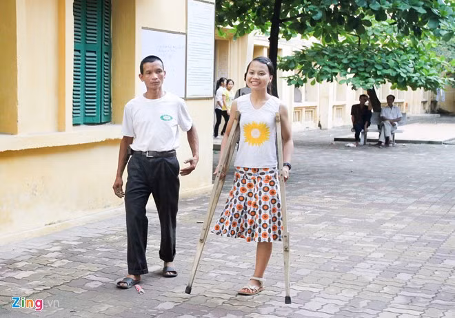 Mùa tuyển sinh đại học 2012, nhiều thí sinh và phụ huynh trọ tại ký túc xá ĐH Sư phạm Hà Nội ấn tượng với cô gái quê Bắc Giang Nguyễn Thị Lệ Thu. Thoăn thoắt đôi nạng gỗ, nữ sinh này có đôi mắt rạng ngời và nụ cười tươi.