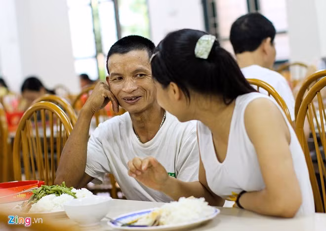 Với hơn 1 triệu đồng dành cho 2 bố con trong mấy ngày xét tuyển đại học ở Hà Nội, ông Nguyễn Văn Lượng (bố Thu) hầu như chỉ ăn bánh mì uống trà đá, dành tiền chi phí cho con. Chiều theo tính hiếu học của con gái nhưng ông cũng lo với thu nhập bấp bênh của nghề thợ xây. "Nhỡ con đỗ đại học thì lấy tiền đâu chi phí", ông tự nhủ.