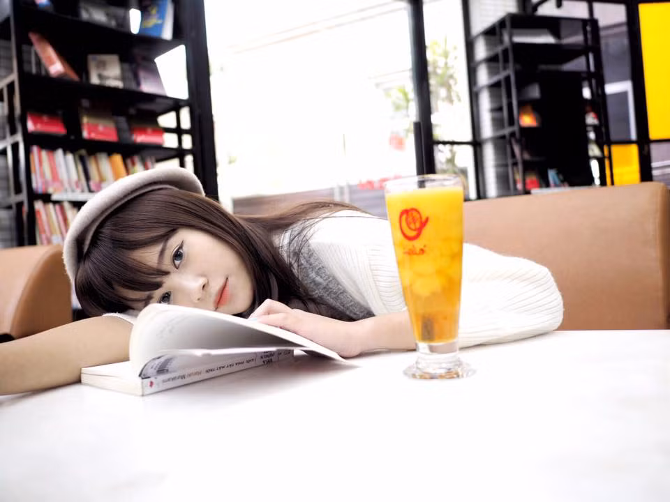 Cùng bạn bè dự sinh nhật trong quán bar, chơi một số trò chơi cùng bạn bị thua nên cô bạn Hồng Anh phải vào lồng nhảy, và phải nhảy giống clip hài đi bar của Thái. Đoạn nhảy của nữ sinh Hà Nội chỉ trong 1 đêm được đăng tải đồng loạt trên mạng xã hội và báo mạng.