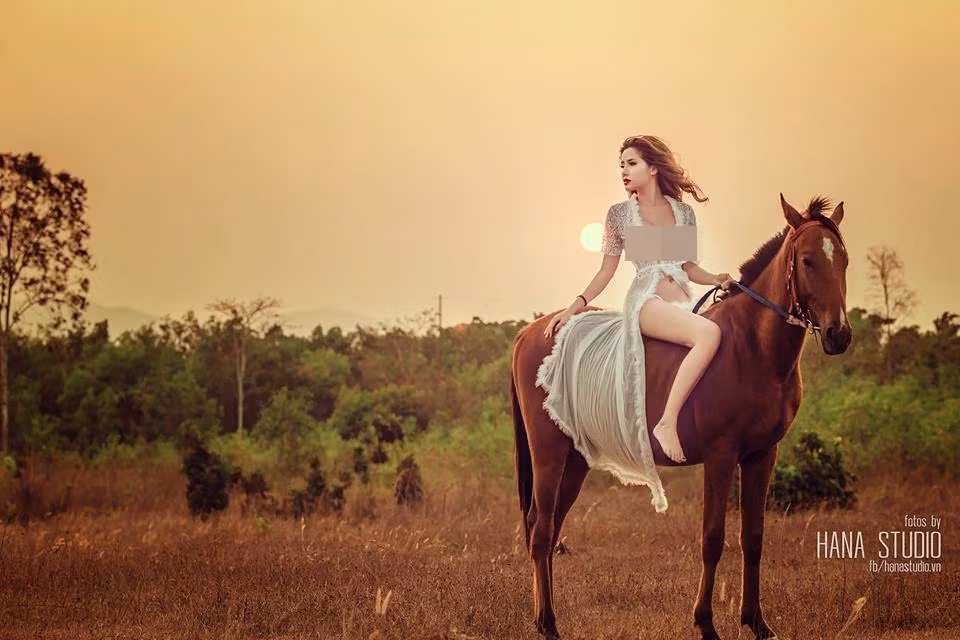  Cô gái Sài Thành được nhắc đến không ai khác chính là Quỳnh Ruby, người mẫu ảnh nổi tiếng tại TP. HCM. Quỳnh Ruby hay còn gọi là Quỳnh Nguyễn, được giới nhiếp ảnh và người hâm mộ nhắc đến với hình tượng một hot girl sexy, quyến rũ. Ảnh: Hana Minh Trần.