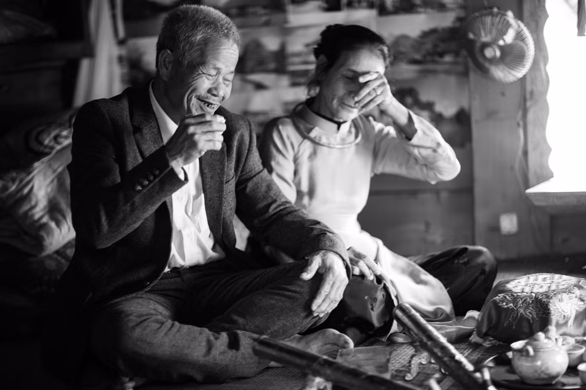 47 năm về trước, họ tình cờ gặp nhau ở bãi rác, nhặt tranh của nhau nhiều nên đi đến quyết định về cùng một nhà để đỡ phải tranh nhau.