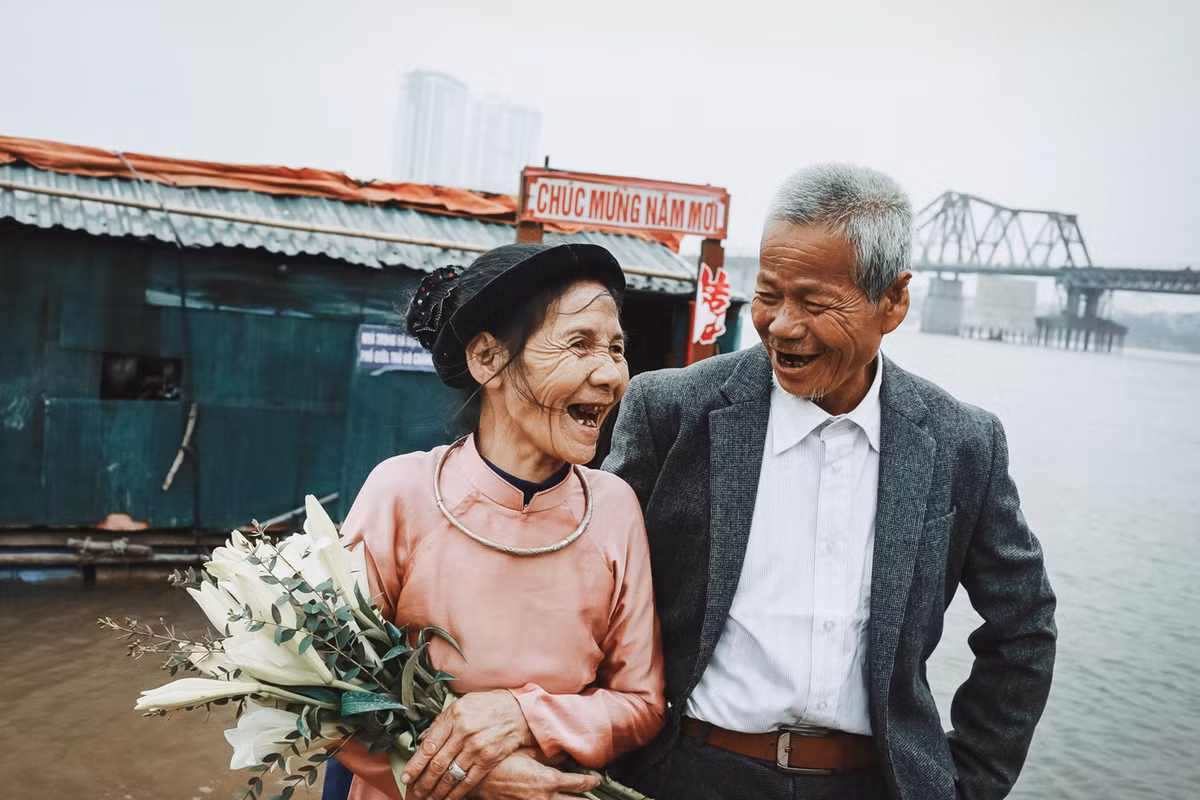 Cứ thế đến nay, ông bà coi túp lều đơn sơ dựng trên sông là ngôi nhà, là chốn đi về của mình.