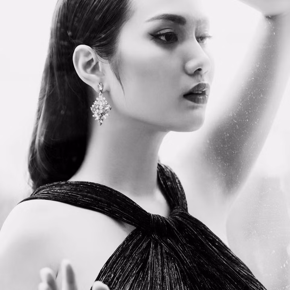 Với thân hình nóng bỏng, số đo 3 vòng 86-62-90 và chiều cao lý tưởng 1m74, nặng 48kg hoa hậu Diệu Linh là viên ngọc quý được nhiều nhà thiết kế và các nhiếp ảnh gia mời cộng tác. Ảnh: FBNV.