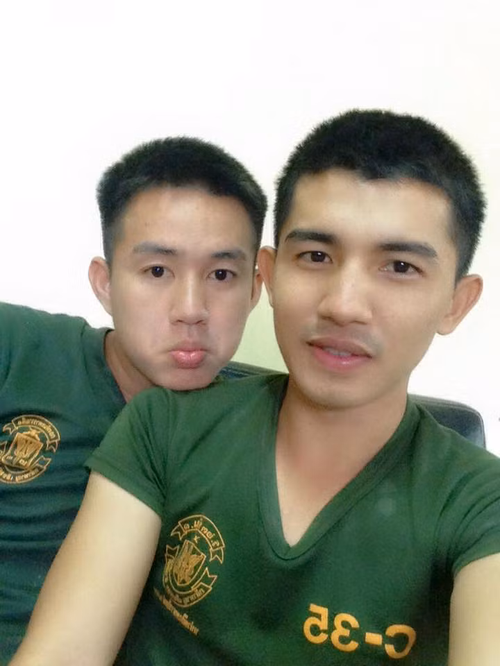 Khắp Châu Á đang trong cơn sốt nam thần quân nhân, thì câu chuyện tình của Phongpitak Isakong cũng dễ được mọi người chú ý và dành những sự ưu ái đặc biệt.