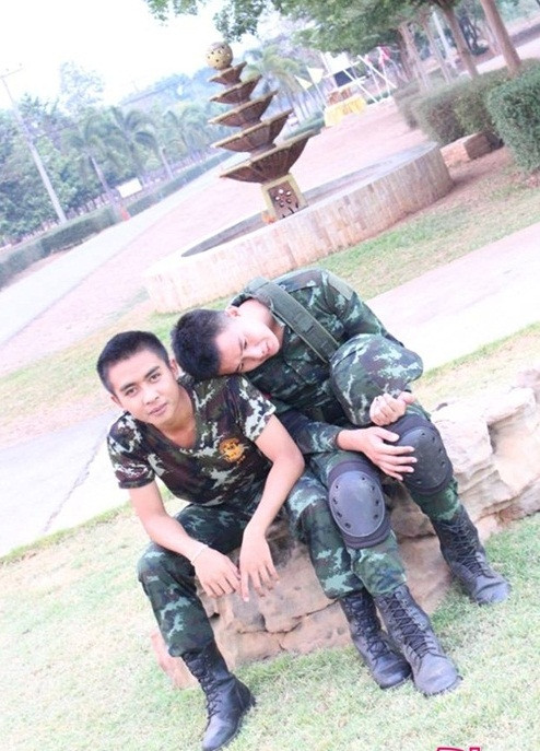 Thường xuyên chia sẻ những hành động tình cảm và lời lẽ tình tứ dành cho nhau, họ nhận ra rằng đối phương là mảnh ghép còn lại của cuộc đời mà họ đang tìm kiếm.