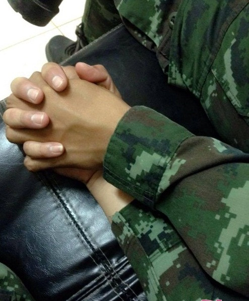 Cuộc sống trong doanh trại quân đội nhiều vất vả, chế độ tập luyện khắt khe, nhưng tình yêu nâng đỡ và giúp họ san sẻ, cùng nhau vượt qua những khoảng thời gian cực nhọc trên thao trường. Bức ảnh nắm chặt tay nhau, do Phongpitak Isakong ghi lại nhận được hàng trăm like chúc mừng của bạn bè và cộng đồng mạng.