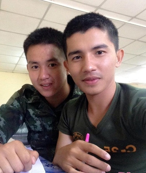 Khoảnh khắc ngọt ngào của 2 mỹ nam làm dân mạng phát cuồng.