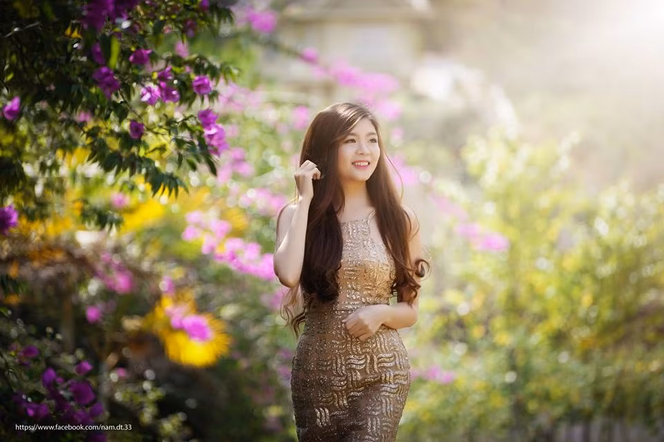 Sinh ra và lớn lên tại cao nguyên Lâm Viên thơ mộng, khí hậu ôn hòa, mát mẽ. Vậy nên Sunny Linh sở hữu làn da trắng mịn, tươi sáng. Cộng thêm mái tóc dài nữ tính giúp người đẹp phố núi dễ dàng ghi điểm trong các bức hình.