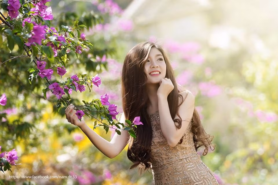 Sunny Linh hiện đang làm ở một công ty thuộc hệ thống Ngân Hàng Quân Đội, cô gái trẻ khá đa - zi - năng kiêm luôn cả việc kinh doanh bán đồ online. Sunny Linh đang là chủ shop bán tóc giả dụng cụ làm tóc trên mạng.