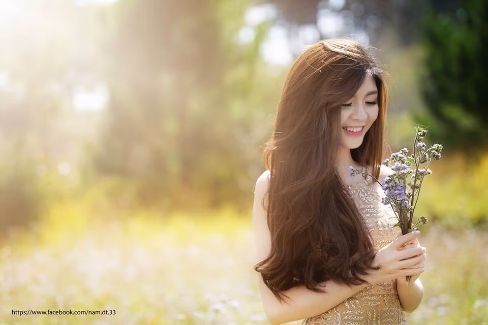 Bên cạnh niềm đam mê với kinh doanh, Sunny Linh còn có sở thích đi du lịch, làm đẹp, chụp hình. Bộ ảnh mới nhất được người đẹp 9X thực hiện trong đợt Tết 2016, khi cô về Đà Lạt thăm gia đình nhận được phản ứng tích cực từ dân mạng. Hóa thân thành cô gái dịu dàng, tinh khôi hòa mình vào khung cảnh thiên nhiên Đà Lạt đang chuyển mùa, Sunny Linh vô cùng rạng rỡ và xinh đẹp trong sắc xuân.