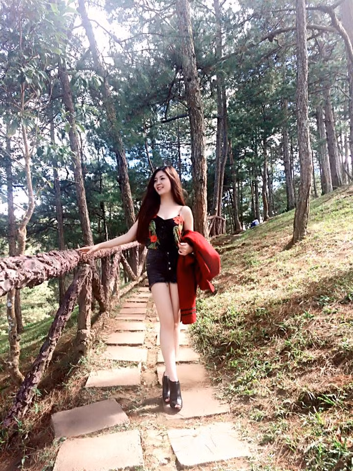 Không thể phủ nhận đôi chân dài và nước da trắng là lợi thế rất lớn của Sunny Linh. Thường xuyên diện quần sooc để khéo léo khoe đôi chân nuột nà, nhiều đấng mày râu phải "rụng tim" trước những bức hình như thế này của cô.