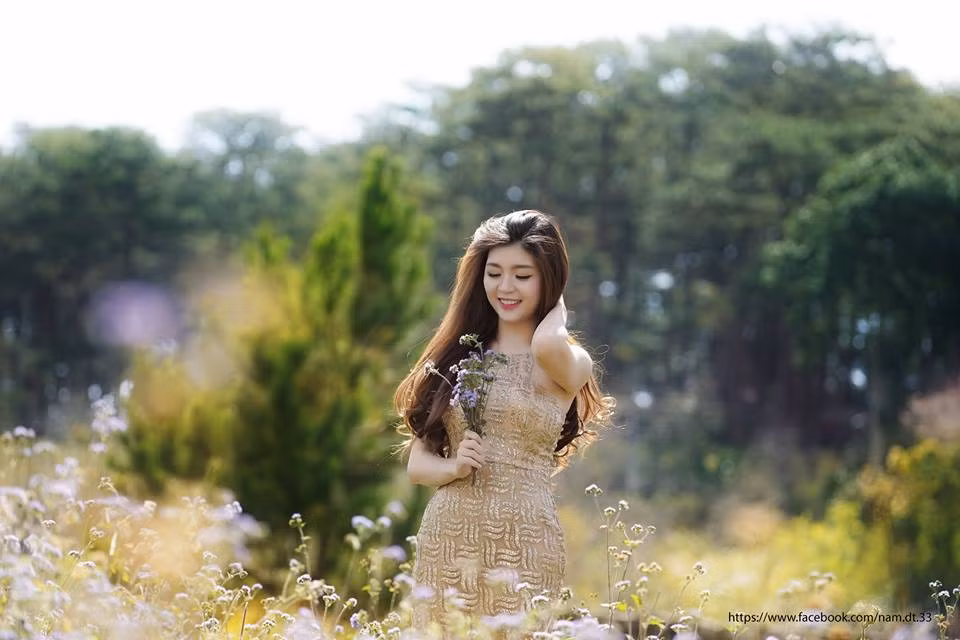 Ưu điểm về ngoại hình giúp Sunny Linh bén duyên thêm với công việc của người mẫu ảnh. Khá nhiều shop thời trang tìm đến hot girl vùng cao để mời cô làm mẫu cho concept ảnh mới của họ.