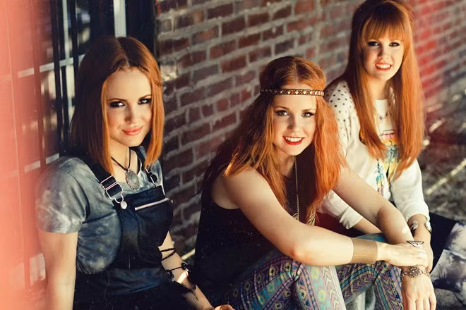 Nika, Nicole và Natalie Taylor (25 tuổi, Mỹ) là thành viên của ban nhạc chị em Red Roots khá nổi tiếng tại Mỹ. Con đường âm nhạc của họ bắt đầu từ lúc 5 tuổi, khi ba chị em tham gia ca đoàn nhà thờ để học chơi violin, banjo, bass, mandolin và guitar. Đến nay, Red Roots phát hành 3 album và dự kiến phát hành sản phẩm thứ tư trong năm nay. 