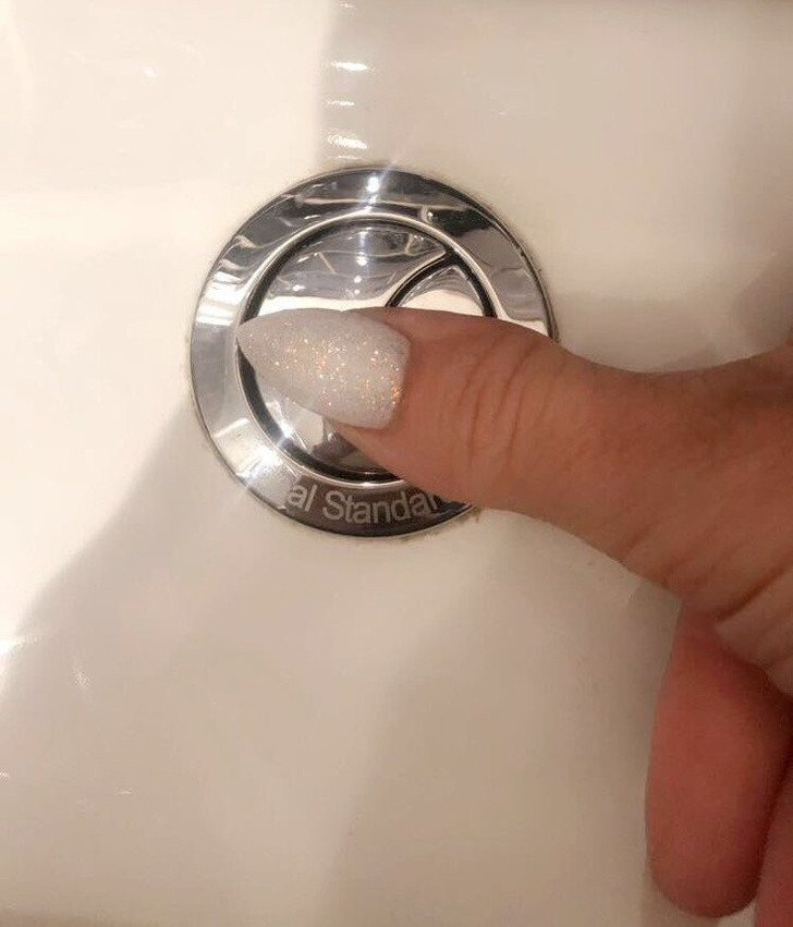 Nỗi khổ của cô nàng có móng tay dài.