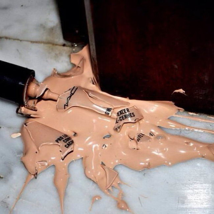 ... hoặc kem che khuyết điểm trong túi xách.