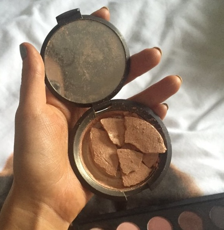 Đây là lý do vì sao nhiều cô gái không bao giờ để hộp phấn ...