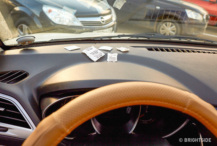 Mẹo để gương ô tô luôn sáng, không bị mờ sương. Rất đơn giản, bạn hãy lấy những túi hút ẩm được để trong các hộp bánh, hộp đựng giày dép rồi đặt chúng chỗ táp-lô gần gương phía đầu xe.