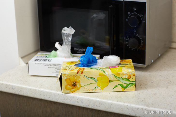 Các hộp các tông nho nhỏ còn có công dụng hữu ích nữa đó là giúp cất giữ các túi nhựa.