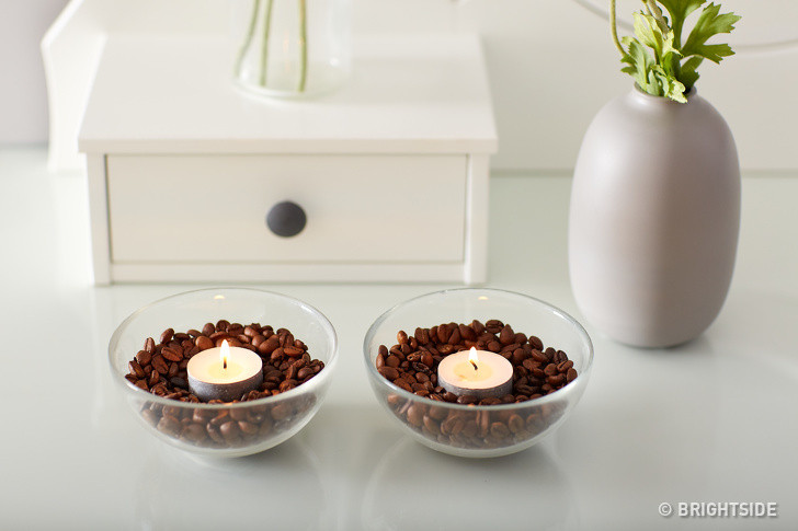 Mẹo khiến căn phòng nhà bạn luôn thơm tho. Bạn hãy đặt nến vào một cái bát chứa đầy hạt cà phê. Khi thắp nến, hạt cà phê cũng nóng và toát lên mùi thoang thoảng hương cà phê.
