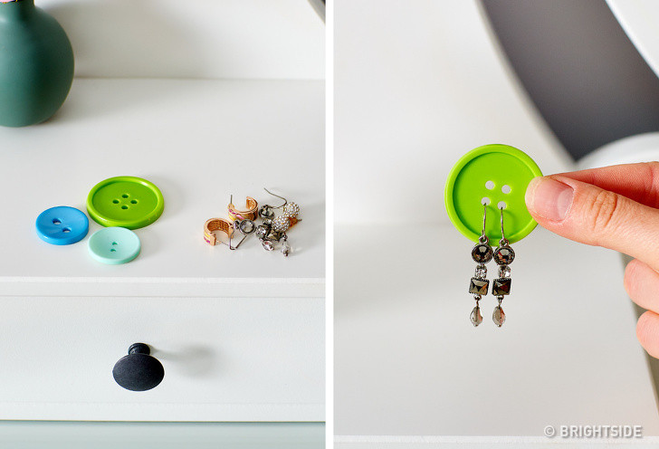 Để giữ hộp trang sức của bạn luôn gọn gàng và tránh đỡ mất thời gian để tìm đôi bông tai, bạn hãy gắn đôi bông tai vào lỗ trên cúc quần áo.