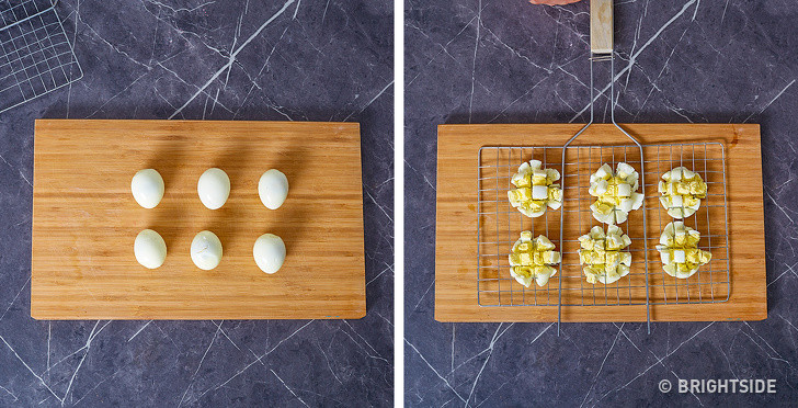 Mẹo cắt trứng nhanh. Thật khó để cắt một quả trứng chín thành các miếng nhỏ vì chúng liên tục vỡ ra. Trong trường hợp này, các bà nội trợ thường hay dùng máy cắt trứng đặc biệt. Tuy nhiên, đó là trong trường hợp cắt 1 quả trứng. Còn cắt 1 lúc nhiều quả trứng, họ nên dùng vỉ nướng để cắt như hình trên.