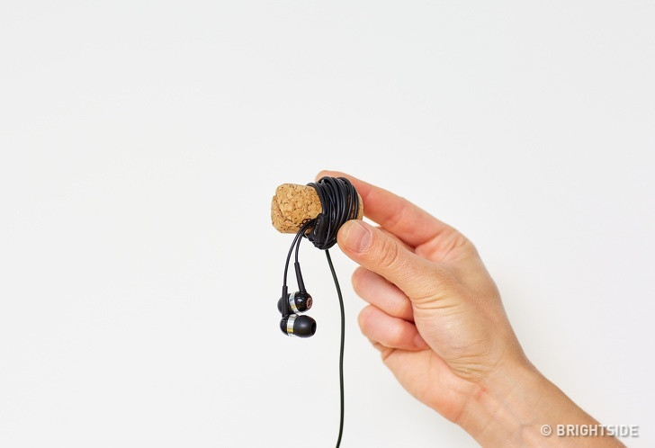 Mẹo để tai nghe khỏi bị rối dây. Bạn hãy cuộn tai nghe vào nút chai rượu như hình.