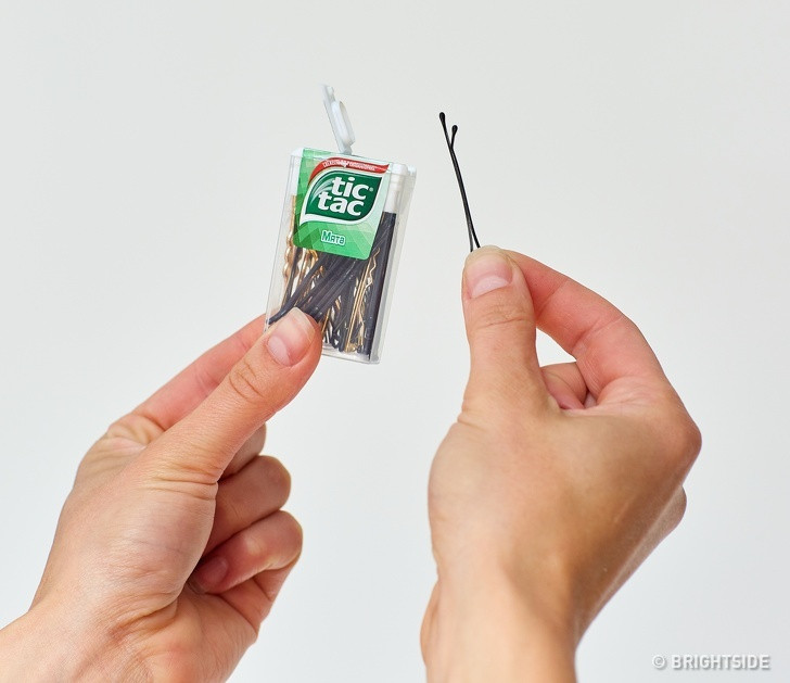 Có lẽ hộp kẹo tic tac là nơi cất giữ tuyệt vời các kẹp tóc vốn thường hay mất.