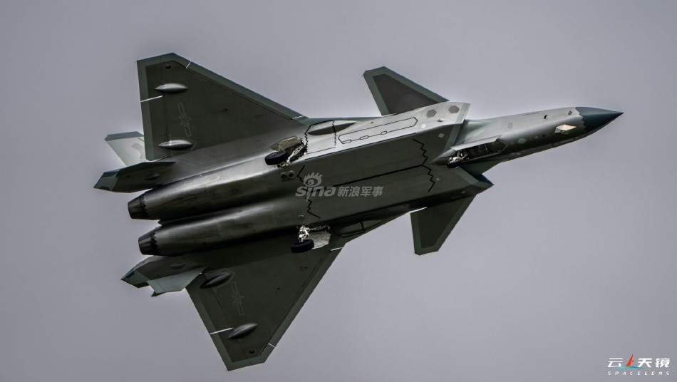 Hai con quái vật xuất hiện tại triển lãm hàng không Trường Xuân - Hình 6 Hai con quai vat xuat hien tai trien lam hang khong Truong Xuan-Hinh-6