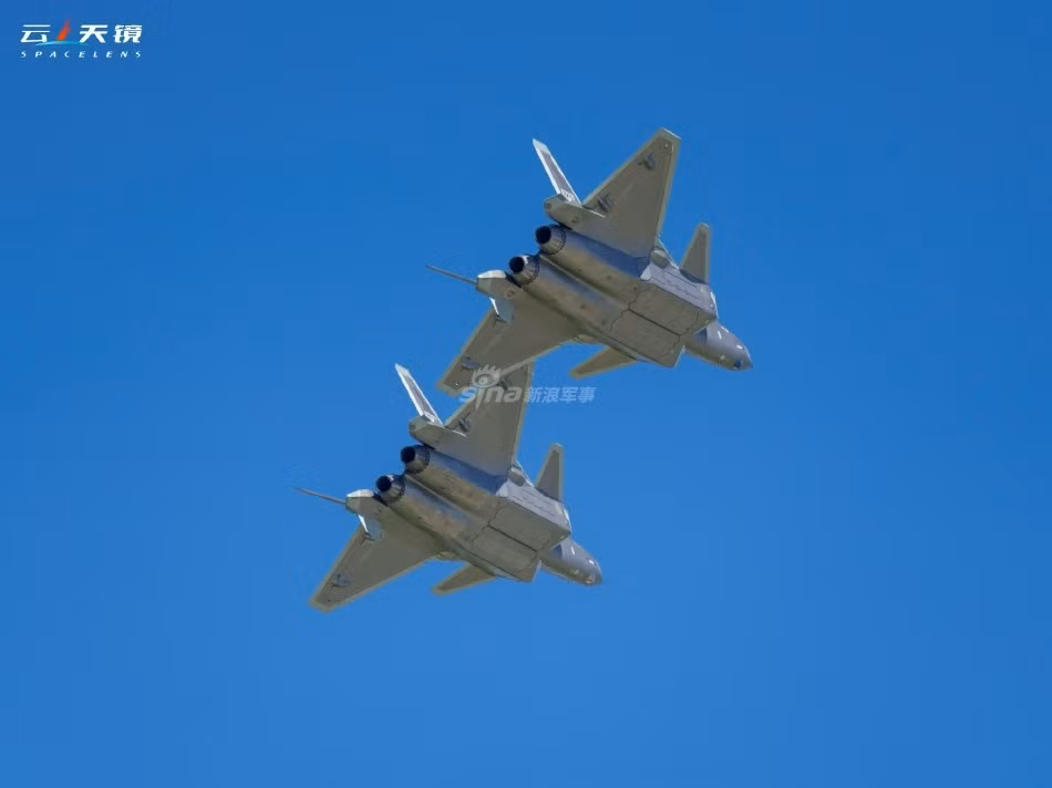 Hai con quai vat xuat hien tai trien lam hang khong Truong Xuan-Hinh-7