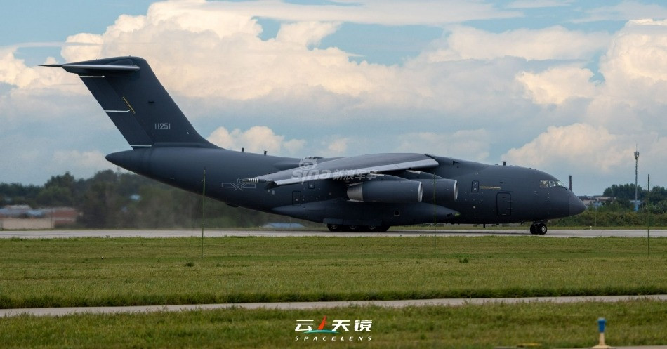 Hai con quái vật xuất hiện tại triển lãm hàng không Trường Xuân - Hình 3 Hai con quai vat xuat hien tai trien lam hang khong Truong Xuan-Hinh-3