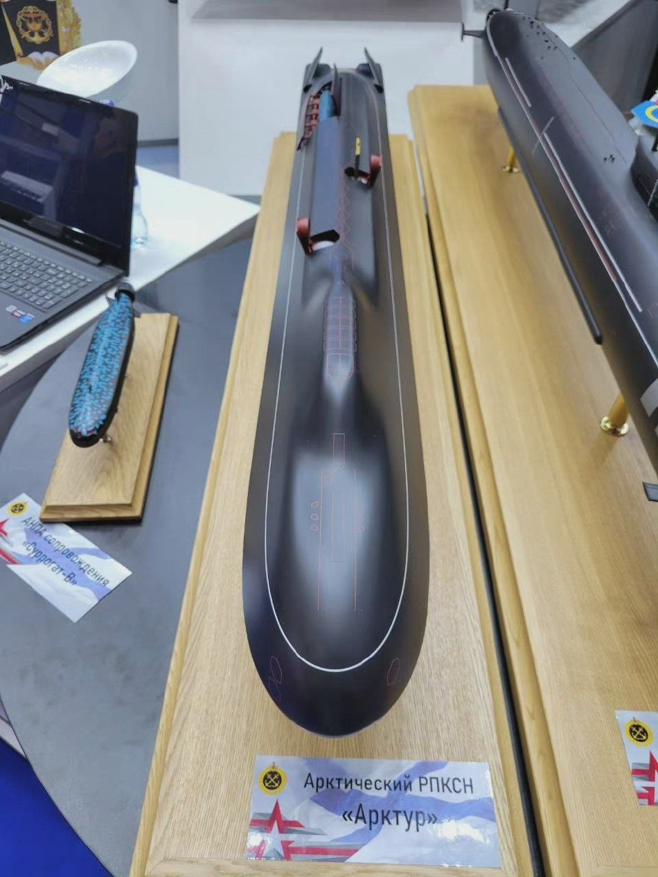 Tàu Arcturus có khả năng mang theo và triển khai các tàu lặn tự hành với khả năng phát hiện mục tiêu ở khoảng cách xa. Ước tính, Arcturus có thể chở 2-3 tàu lặn tự hành Surrogate-V.