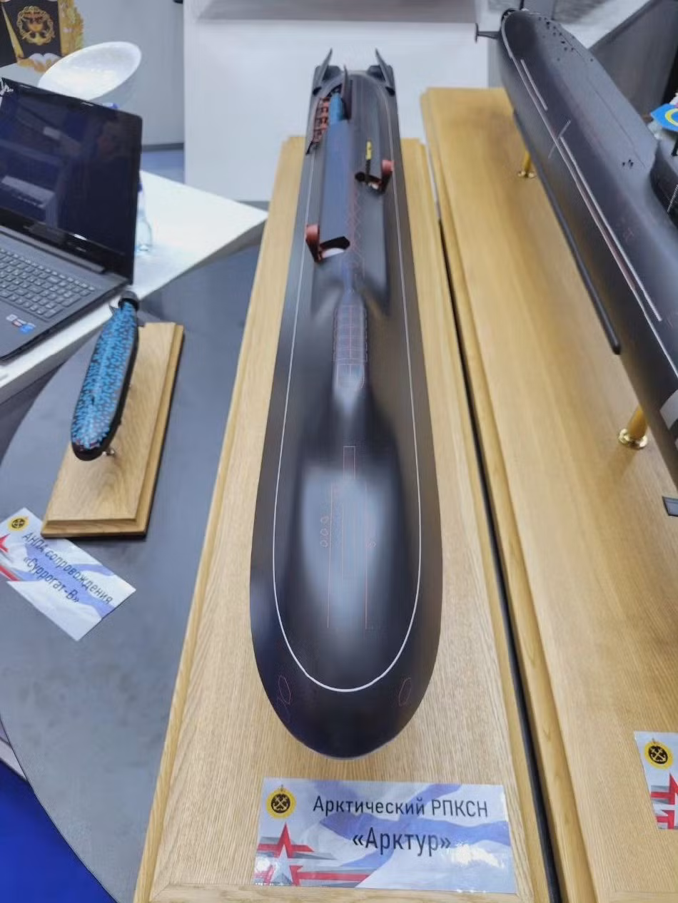 Tàu Arcturus có khả năng mang theo và triển khai các tàu lặn tự hành với khả năng phát hiện mục tiêu ở khoảng cách xa. Ước tính, Arcturus có thể chở 2-3 tàu lặn tự hành Surrogate-V.