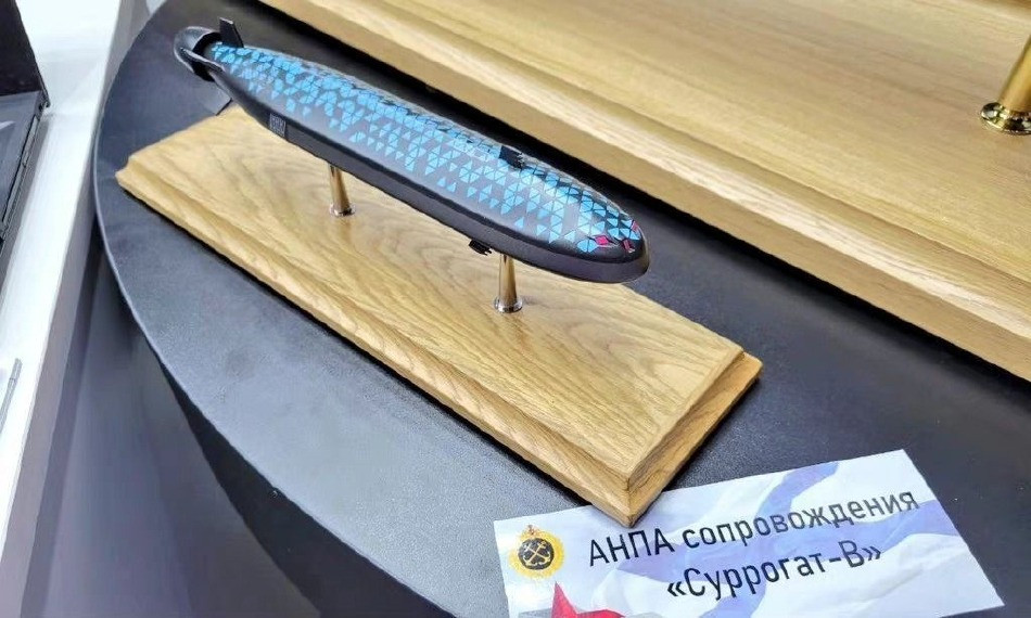 Ngoài khả năng do thám và xác định mục tiêu, Surrogate-V còn có thể được sử dụng làm mồi nhử với thiết kế như một chiếc tàu ngầm thực thụ.