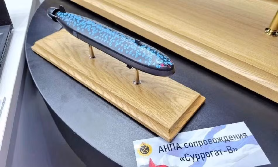 Ngoài khả năng do thám và xác định mục tiêu, Surrogate-V còn có thể được sử dụng làm mồi nhử với thiết kế như một chiếc tàu ngầm thực thụ.