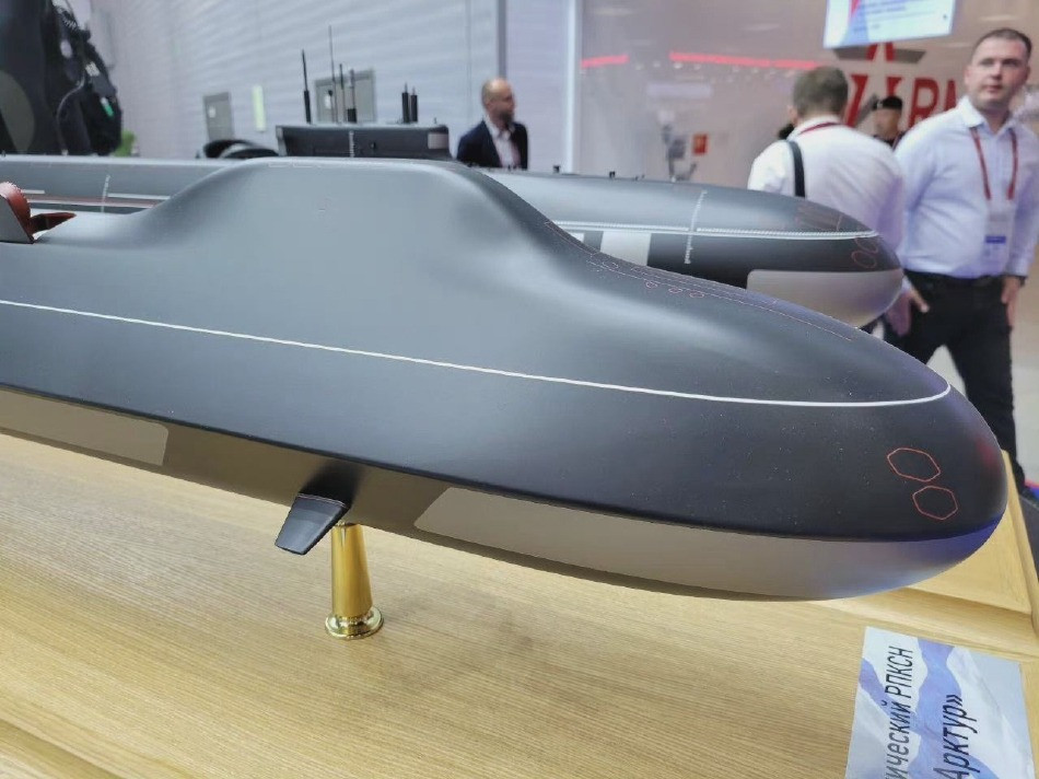 Tàu Arcturus sẽ được trang bị 12 ống phóng tên lửa, ít hơn 4 ống so với tàu Borei. Được biết, số ống phóng ít hơn là nhờ những cải tiến trong công nghệ SLBM, giúp khai hỏa chính xác hơn và ít tốn kém tên lửa hơn.