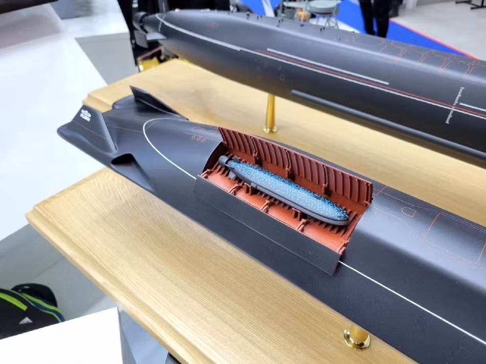 Surrogate-V được trang bị máy quét thủy âm sonar, hệ thống đẩy phản lực nước và một hệ thống phát hiện dấu vết hóa chất và phóng xạ từ tàu ngầm đối phương.