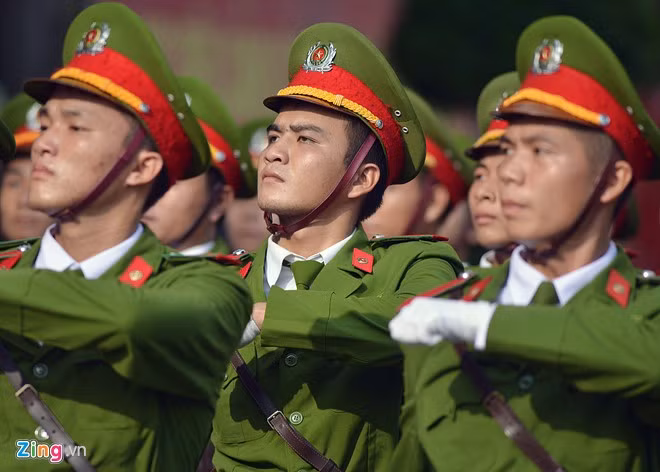 Khối sinh viên các ngành biểu dương lực lượng.