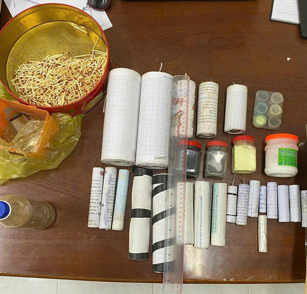 Kịp thời phát hiện, ngăn chặn học sinh chế tạo pháo nổ - Hình 2 Kip thoi phat hien, ngan chan hoc sinh che tao phao no-Hinh-2