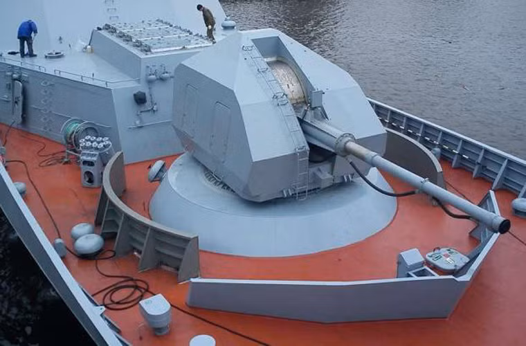 Ngoài Kalibr, tàu hộ vệ Buyan-M còn được trang bị một số vũ khí phòng thủ khác, như tổ hợp pháo hạng nặng A-190 100mm đạt tầm bắn tối đa 15-21km tùy mục tiêu trên không hay trên biển, tốc độ bắn 80 phát/phút. Pháo hạm A-190 được xem là kỳ tích công nghệ pháo hải quân của Nga, khi loại pháo hạng nặng này có thể triển khai trên tàu chiến dưới 1.000 tấn. Vì trước đây cỡ pháo 100mm chỉ có thể lắp trên tàu chiến 4.000-5.000 tấn của Nga.