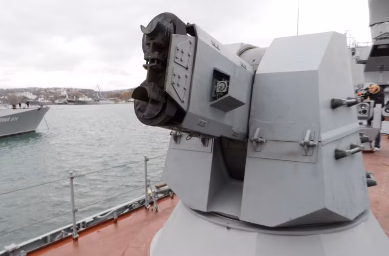 Tàu hộ vệ Buyan-M cũng nằm trong số ít tàu chiến Nga hiện nay được trang bị tổ hợp pháo phòng không cao tốc AK-630M2 có tốc độ bắn nhanh khủng khiếp 10.000 phát/phút với hai nòng pháo 6 nòng cỡ 30mm.