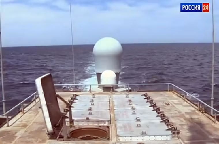 Do UKSK có kích cỡ lớn nên bệ phóng thường được đưa ra sau thượng tầng tàu hộ vệ tên lửa Buyan-M thay vì nằm ngay trước đài chỉ huy.