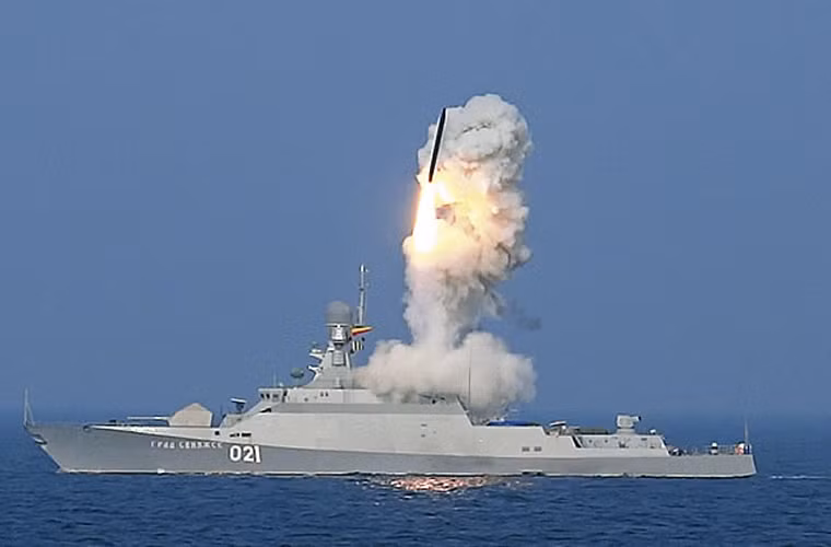 Ngày 7/10/2015, ba tàu hộ vệ Buyan-M của Hạm đội Caspian đã phóng 26 quả tên lửa hành trình 3M-14T tấn công 11 mục tiêu ở Syria. Các tên lửa đã vượt 1.500km, bay qua không phận Iran và Iraq tấn công chính xác mục tiêu ở tỉnh Raqqa và Aleppo, nhưng chủ yếu là đánh vào tỉnh Idlib. Cuộc tấn công bằng Kalibr 3M-14T đã khiến cả thế giới sốc trước kĩ thuật tên lửa của Nga.