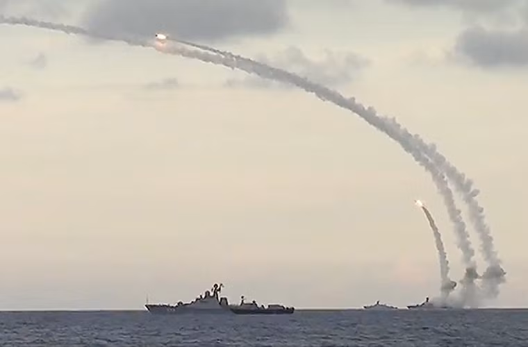 Đáng lưu ý, tàu hộ vệ lớp Buyan-M mang tên Zeleny Dol vốn cùng loại với các tàu chiến thuộc hạm đội Caspi từng thực hiện nhiều cuộc phóng tên lửa hành trình Kalibr tấn công mục tiêu phiến quân IS tại Syria từ khoảnh cách hàng nghìn km. Không loại trừ khả năng, một hành động tương tự từ tàu Zeleny Dol sẽ được thực hiện trong thời gian tới ở cự ly ngắn hơn.