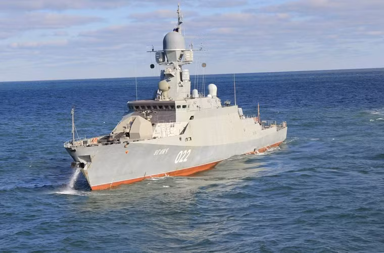 Theo phòng báo chí Hạm đội Biển Đen, tàu hộ vệ lớp Buyan-M mang tên Zeleny Dol thuộc biên chế hạm đội này đã hành quân tới biển Địa Trung hải gia nhập lực lượng đặc nhiệm hải quân Nga đang làm nhiệm vụ tại đây. "Hôm nay (13/2), tàu hộ vệ tên lửa Zeleny Dol và tàu quét mìn Kovrovets thuộc Hạm đội Biển Đen đã rời Sevastopol tới làm nhiệm vụ tại Địa Trung Hải", ông Vyacheslav Trukhachev - trưởng phòng báo chí Hạm đội cho biết.