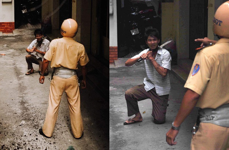 Quyết không cho tội phạm tẩu thoát và dù đối tượng liên tục dí dao đe dọa, anh Thanh vẫn cương quyết bắt cho bằng được tên cướp. Chạy đến cuối hẻm là đường cùng, tên cướp quỳ xuống đất, dọa cắt cổ tự tử nếu CSGT xông vào. (Ảnh Dave MacMillan)