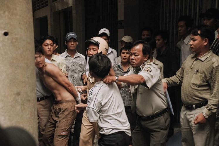 Mới đây, vị nhiếp ảnh gia đã đưa những hình ảnh đầy ấn tượng, cùng dòng trạng thái với nội dung: Đây là “người hùng” đã “cứu sống” một tên tội phạm. 